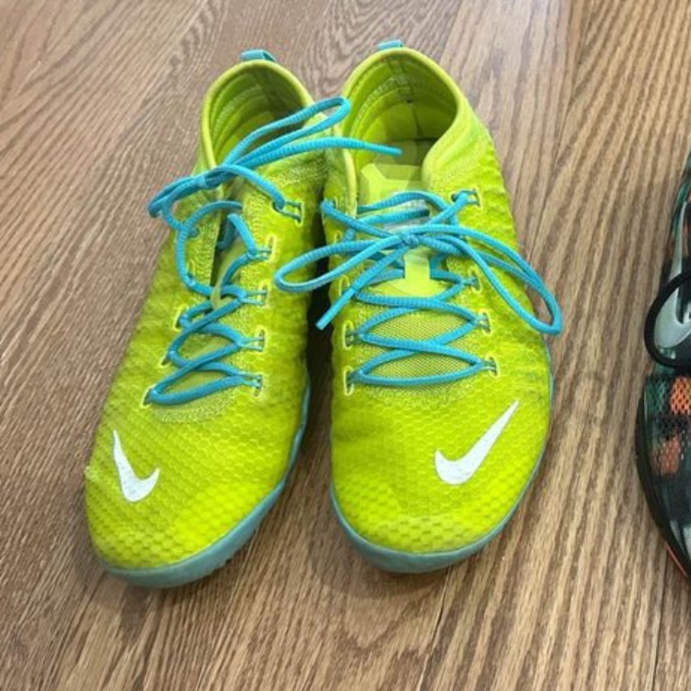 Nike sneaker Size 6